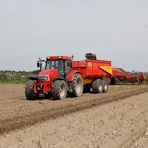 Aan het begin van het groeiseizoen was het lange tijd droog. Van Dijke heeft zijn aardappelen daarom twee keer beregend. Aan het eind van het seizoen vielen er een paar zware buien. De oogstomstandigheden waren echter weer goed.