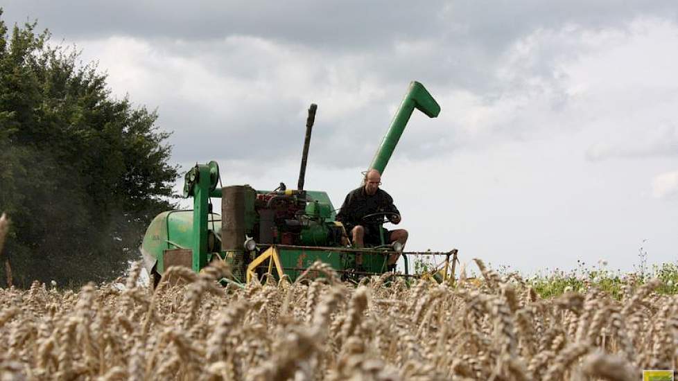 Deze machine wordt niet vaak meer ingezet. De laatste jaren laat Lijster zijn graan dorsen door de loonwerker. 'Ik heb er geen tijd meer voor. Maar we hebben ons wel voorgenomen om de Ava nu ieder jaar even in te zetten.'