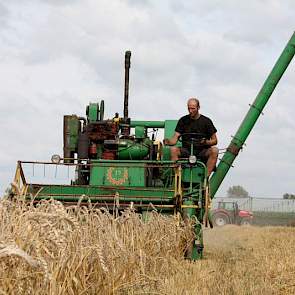 De Ava ST 256 is niet helemaal origineel meer. Enkele onderdelen zijn vervangen omdat deze versleten waren. De meest opvallende aanpassing is de verlengde losvijzel.