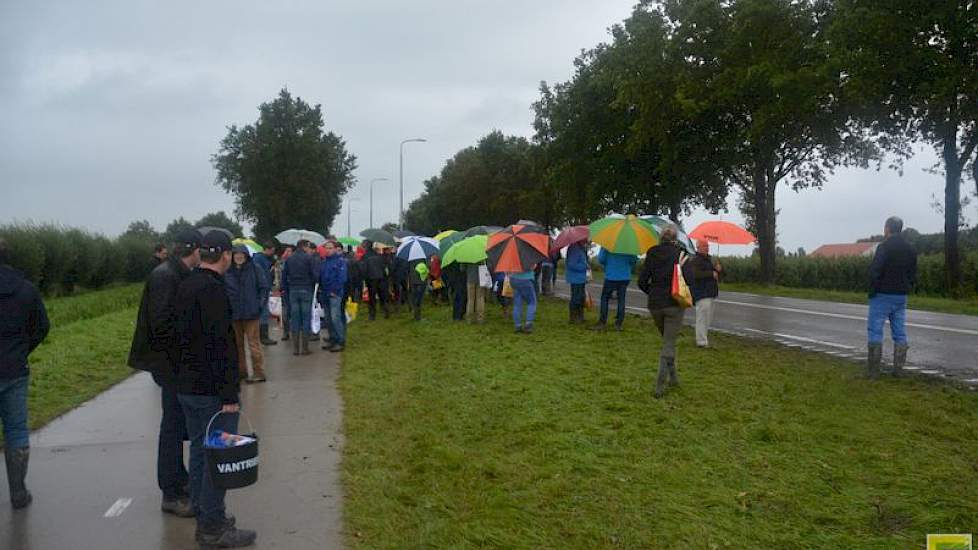 En na afloop met z'n allen wachten op de bus naar de parkeerplaats.