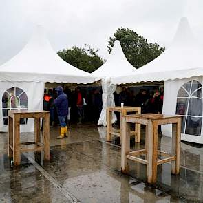 Tijdens de vele buien zoeken bezoekers de stands weer op