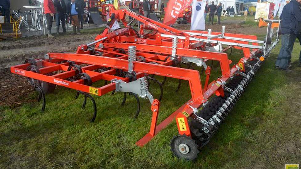 Güttler presenteert zijn PotatoEurope zijn triltrand cultivator SuperMaxx die is voorzien van wals en egalisatiebalk. Deze balk kan tijdens stoppelbewerking omhoog worden geklapt.