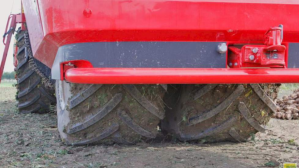 Omdat de twee achterwielen van de Q616 tegen elkaar staan, heeft hij hetzelfde voordeel als een driewieler: de wielen lopen elk in hun eigen spoor. Dit leidt tot een lagere bodemdruk.