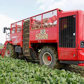 De achterbanden zijn 1 meter breed, aan de voorkant rijdt de machine op banden van 90 cm.