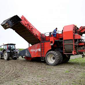 Na een uurtje regelen en repareren kan het rooiwerk weer worden hervat.