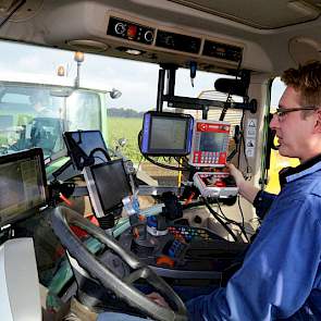 Zodra de combinatie rijdt, stelt Hemssems de gps weer in. Dat maakt de werkzaamheden aanzienlijk makkelijker, erkent hij. Maar het blijft vakmanschap, vindt hij. „Als de omstandigheden mooi zijn, loopt hij op de automaat. Maar je moet blijven opletten, wa