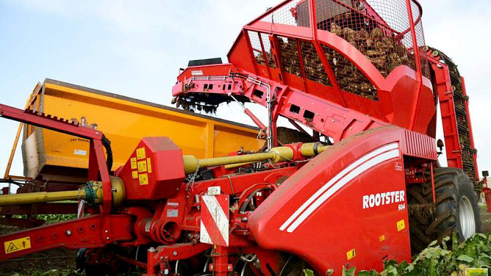 De Grimme beschikt over een bunker van ongeveer 4 ton, maar de akkerbouwers gebruiken de rooier meer als wagenrooier. Waar mogelijk rijdt de trekker met kipper er naast zodat de bunker direct geleegd wordt. Alleen in de hoeken wacht de trekker bij de nieu