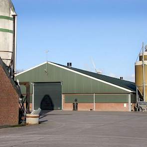 Ook bij de boerderij van Bierema, een paar honderd meter van de nieuwe bewaring, staat een pluimveestal.