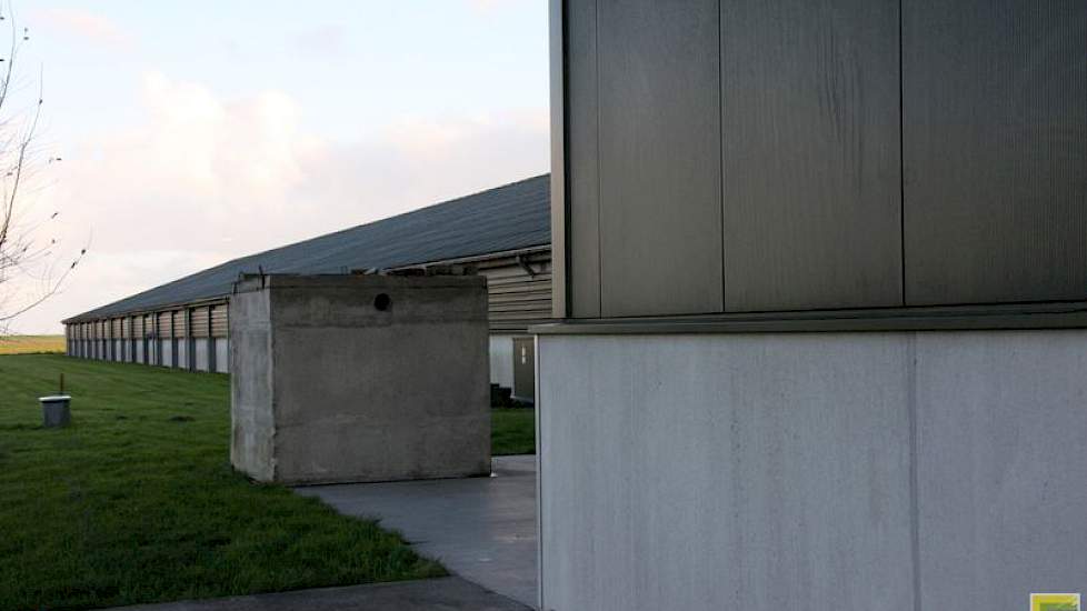 Bierema heeft er voor gekozen de bewaring in dezelfde stijl te bouwen als de kippenschuur. Beide gebouwen hebben een betonnen rand tot één meter hoog, daarboven donkergroene platen.