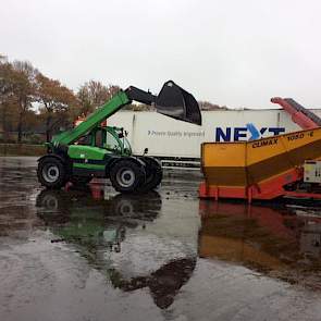 Met de verreiker vullen de akkerbouwers de stortbak, waarna de bieten via de hallenvuller in de vrachtwagen belanden.