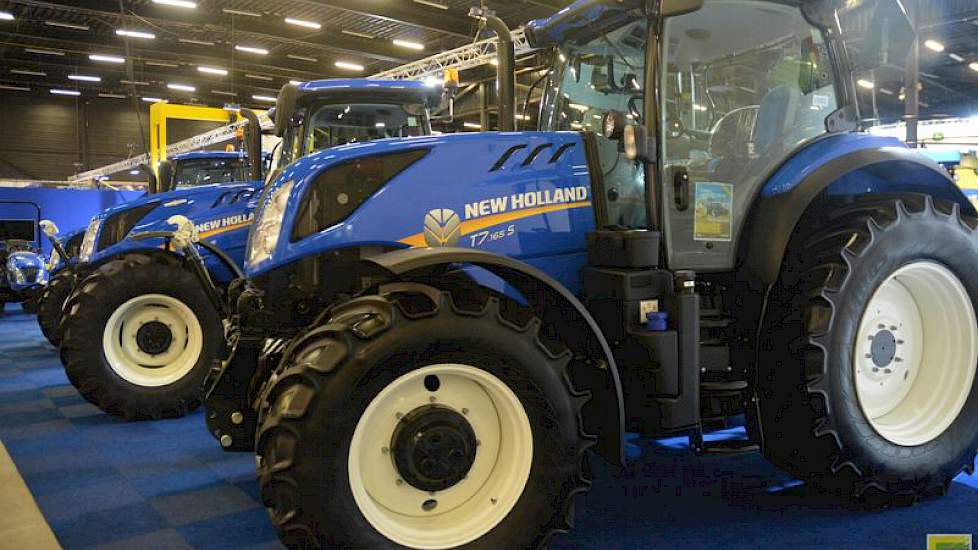 Op de landbouwbeurs zijn opnieuw veel trekkers te bewonderen, zoals de blauwe trekkers van New Holland.