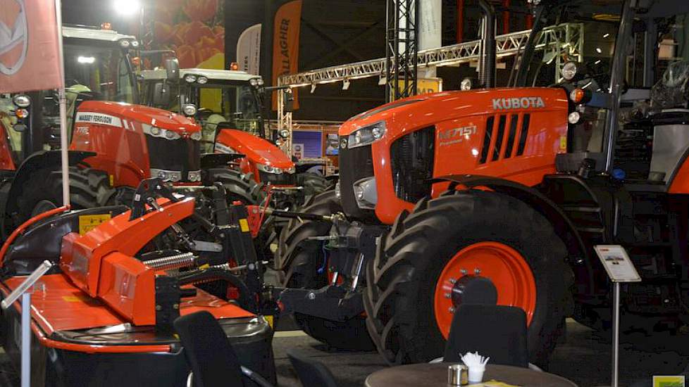 Kubota op de voorgrond en Massey Ferguson.