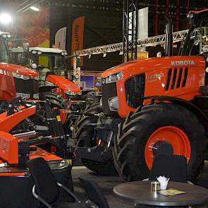 Kubota op de voorgrond en Massey Ferguson.