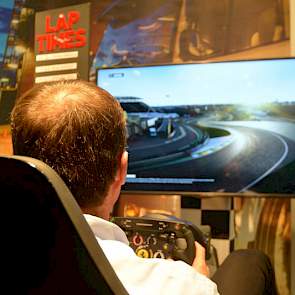 In de stand van  OK|Oliecentrale kunnen bezoekers racen in een F1 race-simulator.