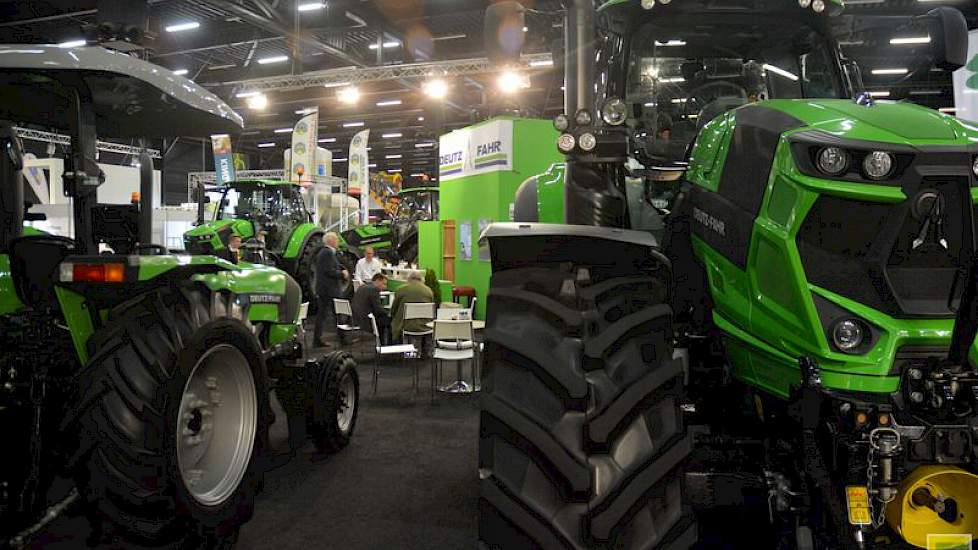 En ook een andere groene trekker, Deutz Fahr is aanwezig.