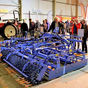 Het 'blauw' van Lemken was met meerdere grondbewerkingsmachines prominent aanwezig.