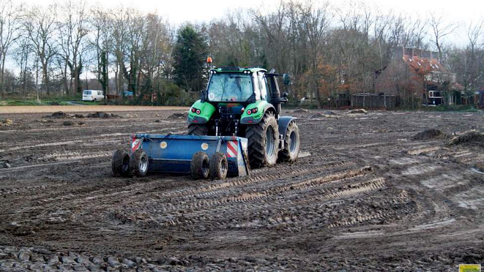 Na het rooien wordt het land meteen ook weer vlak geschoven. De Wit: „Je wil tenslotte het land ook weer netjes achterlaten en niet dat er water op een plek blijft staan.”