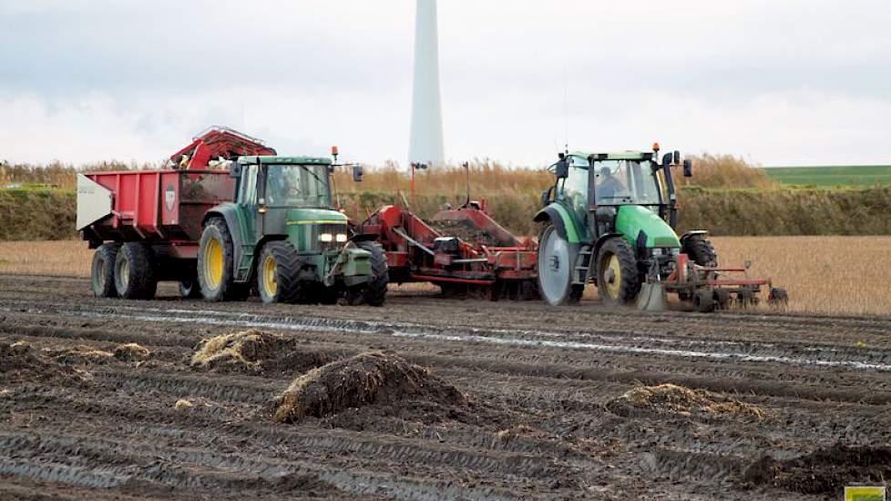 Door het slechte weer gaat het rooiwerk dit jaar zeker niet van een leien dakje. Modder en daardoor veel tarra tot gevolg, remmen de rooisnelheid.