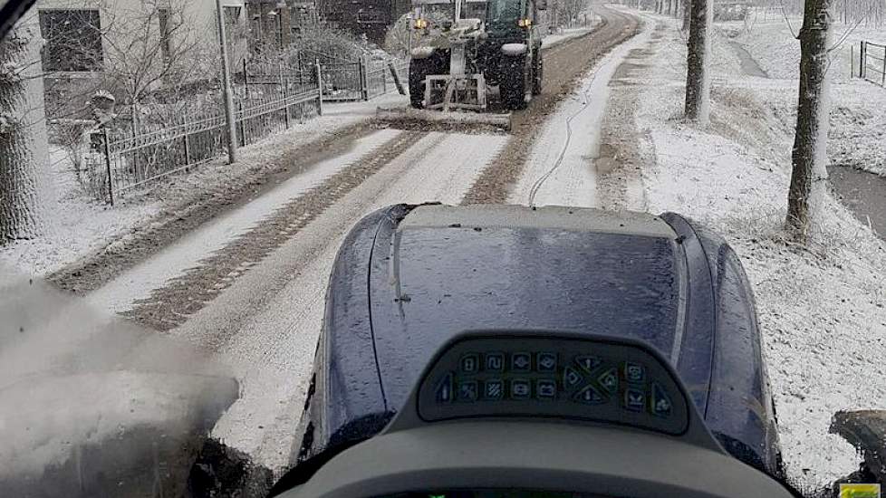 Medewerker René de Vree houdt met een Claas verreiker de weg schoon.