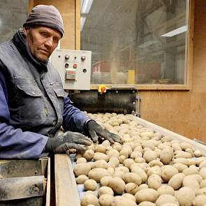 In het leeshok is Lukas Kloosterman aan het werk.