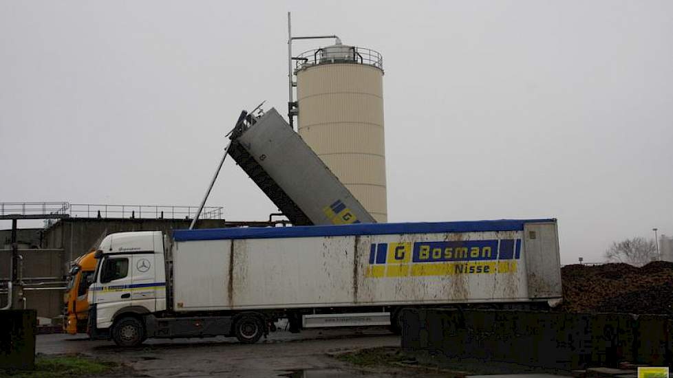 Na bemonstering lossen de chauffeurs de vracht, dan wel gekiept, dan wel eruit geduwd.