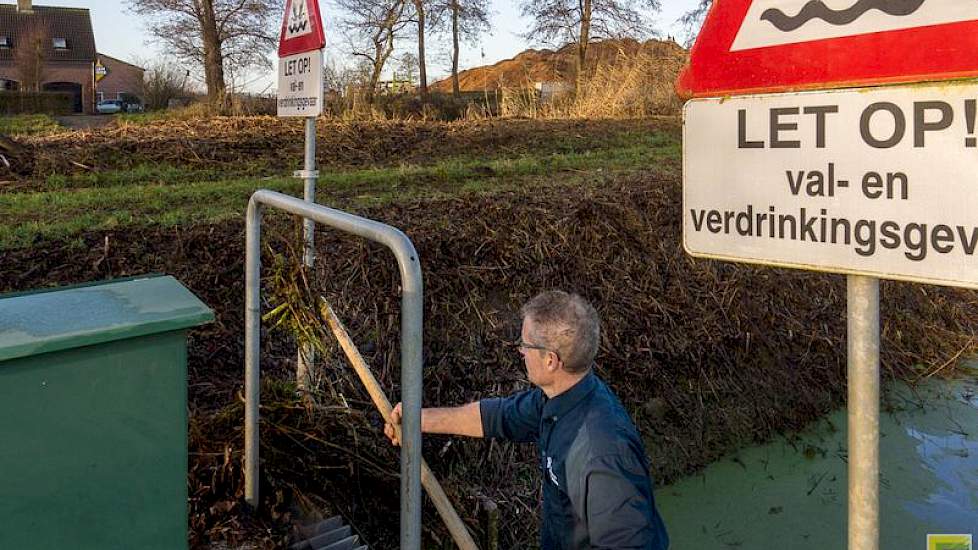 Voor deze reinigingsklus in Liessel is enige spierkracht zeker geen overbodige luxe.