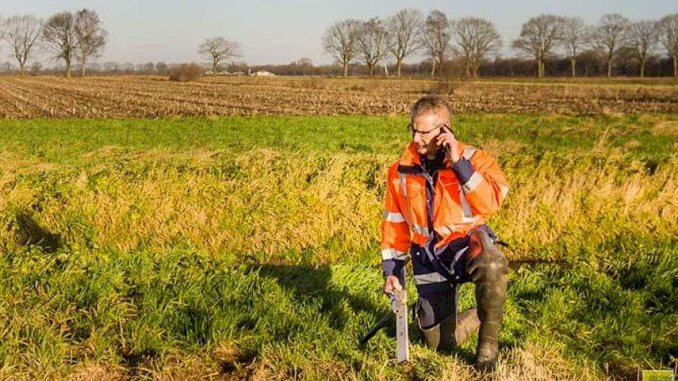 In het open veld is er even telefonisch overleg met een collega die elders in het district op pad is.