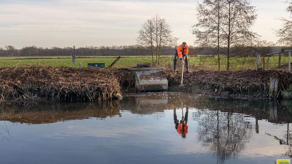 Bij het pompgemaal aan de Kanaalstraat in Liessel verwijderen Boom en zijn waterschapcollega's wekelijks het aangedreven groen.