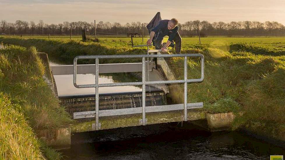 Met de verdeelstuw in de Oude Aa wordt bepaald hoeveel water er vanuit het Deurnes Kanaal via de Oude Aa richting Vreekwijkse Loop gaat.