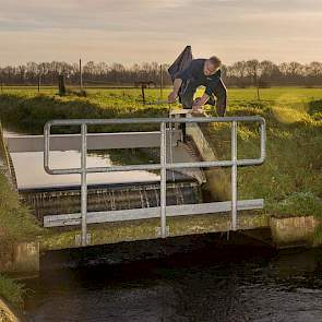 Met de verdeelstuw in de Oude Aa wordt bepaald hoeveel water er vanuit het Deurnes Kanaal via de Oude Aa richting Vreekwijkse Loop gaat.