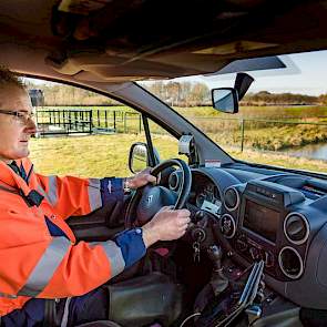 Met zijn four-wheel drive van het waterschap rijdt Boom jaarlijks kriskras vele duizenden kilometers door het District Boven Aa.