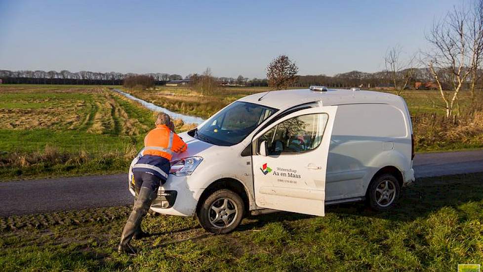 André Boom is een echt buitenmens met oog voor de natuur, zoals hier bij een nieuw gecreëerde Ecologische Verbindingszone. Met zijn verrekijker observeert hij een witte reiger in het nieuwe stukje natuur.