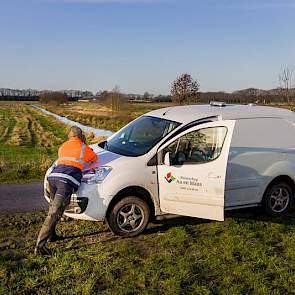 André Boom is een echt buitenmens met oog voor de natuur, zoals hier bij een nieuw gecreëerde Ecologische Verbindingszone. Met zijn verrekijker observeert hij een witte reiger in het nieuwe stukje natuur.