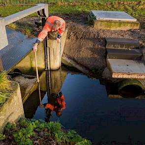 Bij de stuw in de Vreekwijkse Loop langs de Deurnese Lupineweg meet André Boom de  overstortende straal.„Op deze plek hebben we 7 centimeter overstortende straal ofwel debiet.” Voor Boom is dit een indicatie hoeveel water er via de Vreekwijkse Loop afstro