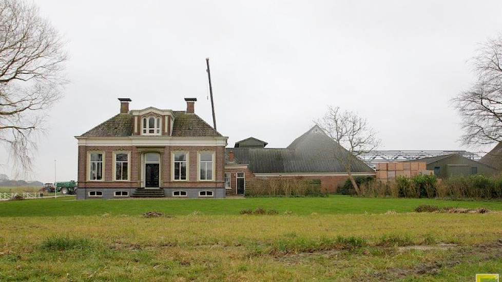 De oudste schuur, die verbonden is aan het woonhuis, stamt uit 1889, de schuur ernaast is gebouwd in 1912.