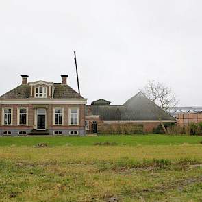 De oudste schuur, die verbonden is aan het woonhuis, stamt uit 1889, de schuur ernaast is gebouwd in 1912.