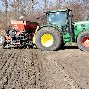 De Warns planter krijgt heel sporadisch op een kopakker niet alle uien afgedekt.