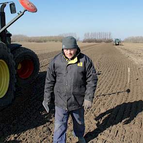 Voorvrucht consumptieaardappelen. Buurman René Buth zet een bordje neer met het uienras.