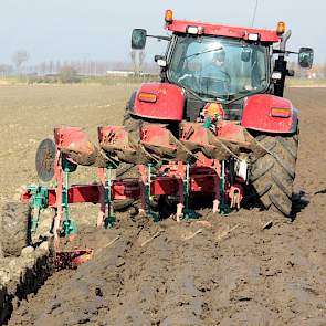 Op 50 hectare lichte zavelgrond heeft hij een akkerbouwbedrijf.