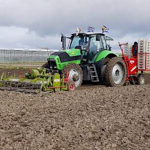 De aardappelen worden geplant met een Grimme pootmachine, voor de trekker een Baselier grondfrees.