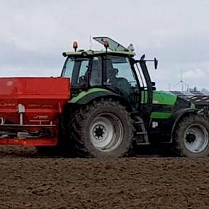 Na het poten gaat kunstmest over de ruggen. Aansluitend worden direct de ruggen gefreesd, omdat er regen wordt voorspeld. Later deze week hoopt Slager het plastic over de ruggen te kunnen trekken.