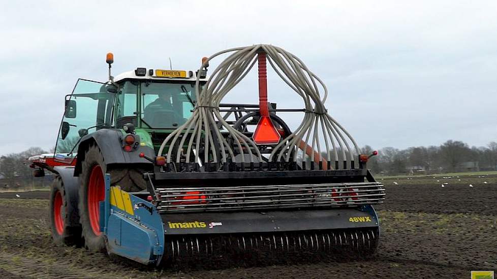 Imants spitmachine met geïntegreerde woelers.