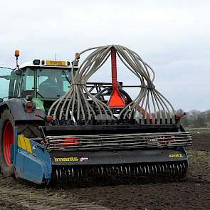 Imants spitmachine met geïntegreerde woelers.