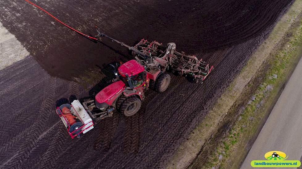 Case IH Steiger 400 van loonbedrijf H. van Oosten aan het sleepslangen op bouwland