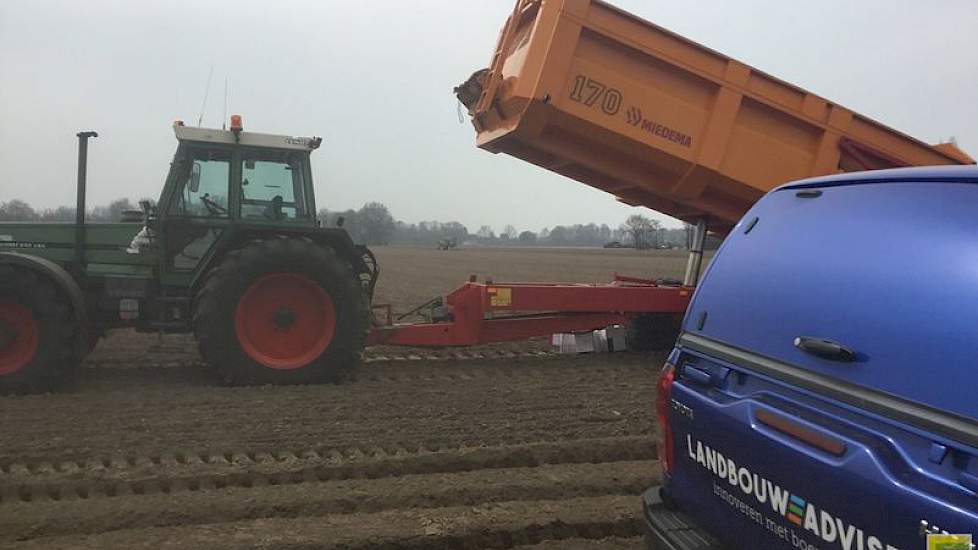 Het aardappelen poten is begonnen, laat Stefan Muijtjens weten op twitter.