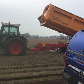 Het aardappelen poten is begonnen, laat Stefan Muijtjens weten op twitter.