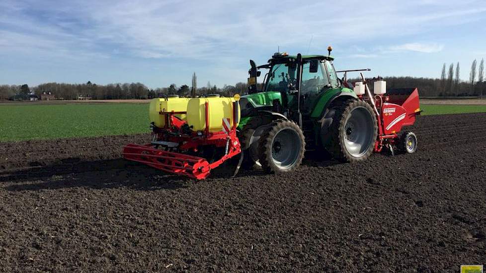 Ook zijn collega Willem Dinkla uit Bellingwolde (GR) plant aardappelen voor Avebe. Hij poot hier het ras Festien.