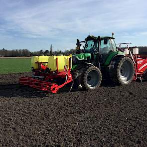 Ook zijn collega Willem Dinkla uit Bellingwolde (GR) plant aardappelen voor Avebe. Hij poot hier het ras Festien.