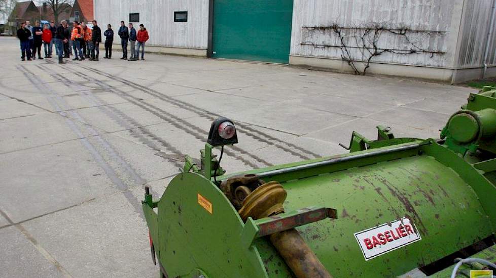 Op de betonnen vloer is  goed zichtbaar hoe de meststof aan beide kanten van vier aardappelruggen wordt gespoten.