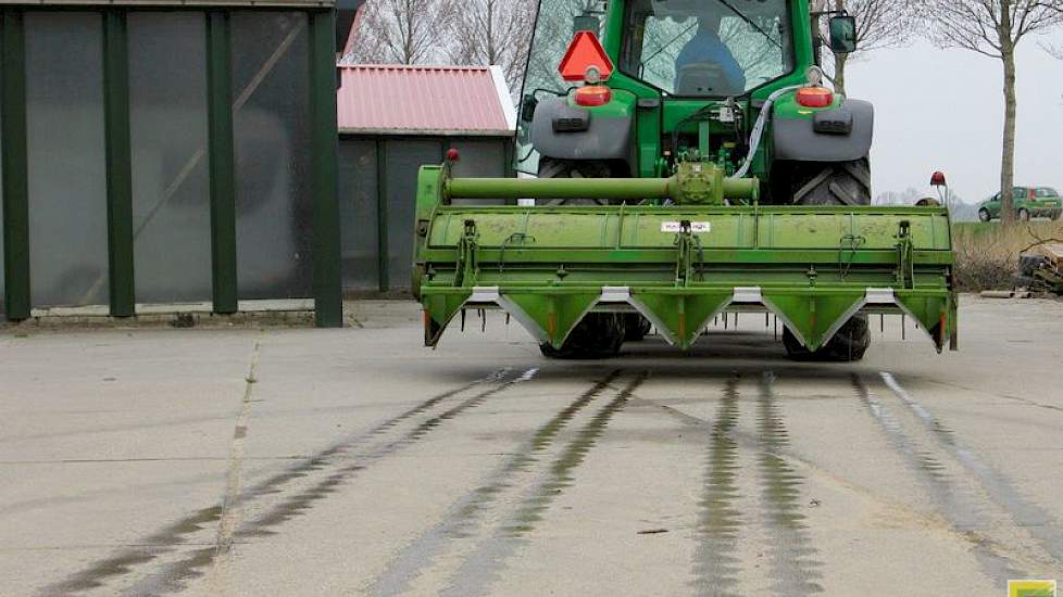 Bartlema: „Tien centimeter naast en twee centimeter onder de aardappelen. En de aanhaardkappen zorgen voor een mooie rug.”